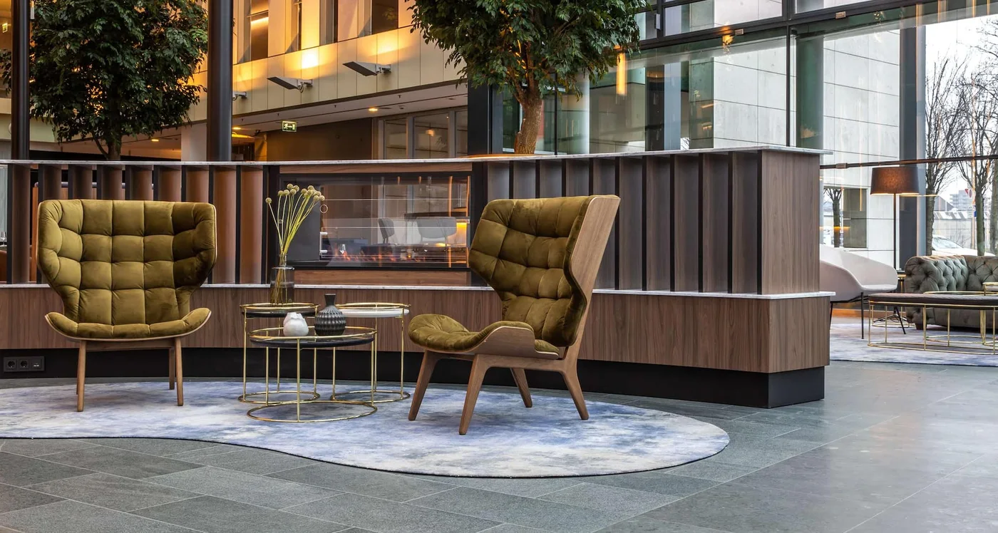 Sessel und Kamin in der Lounge des Radisson Blu Hotels Köln